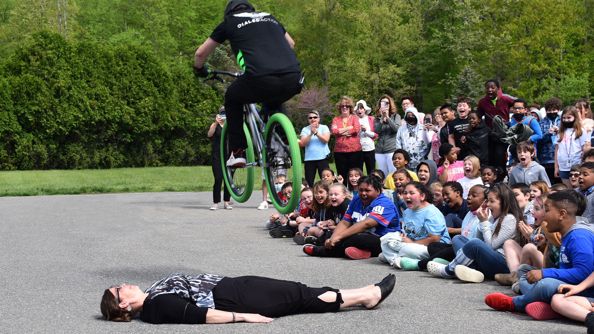 BIG BUNNYHOP! Dialed Action MTB Athlete hops a brave teacher